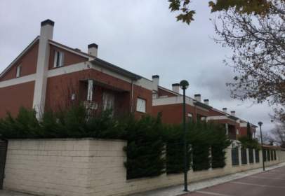 Casas Y Chalets En Las Villas Covaresa Parque Alameda La Rubia